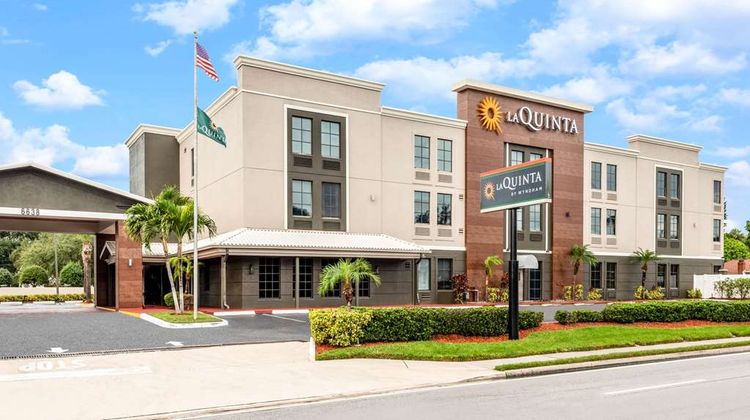 La Quinta Inn & Suites St Petersburg NE Exterior