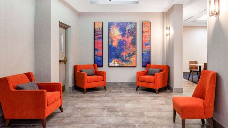 La Quinta Inn & Suites St Petersburg NE Lobby