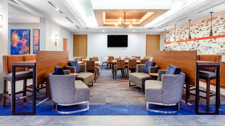 La Quinta Inn & Suites St Petersburg NE Lobby