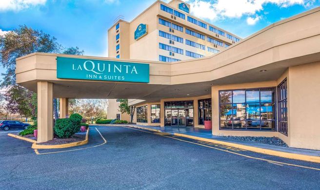 La Quinta Inn & Suites Meadowlands Exterior