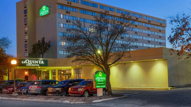 La Quinta Inn & Suites Meadowlands Exterior