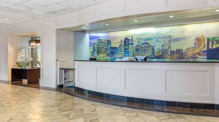 La Quinta Inn & Suites Meadowlands Lobby