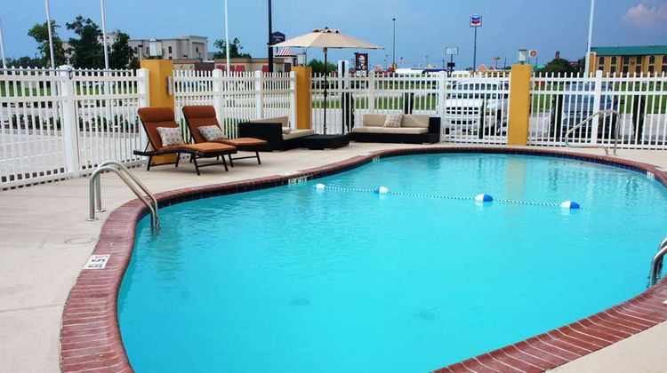 La Quinta Inn & Suites Gonzales Pool