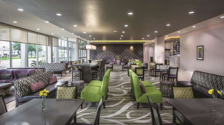 <b>La Quinta Inn & Suites College Station S Lobby</b>. Images powered by <a href="https://iceportal.shijigroup.com/" title="IcePortal" target="_blank">IcePortal</a>.
