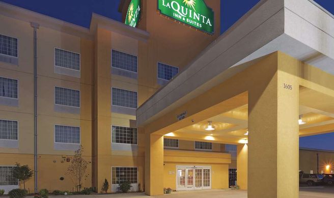 La Quinta Inn & Suites Minot Exterior