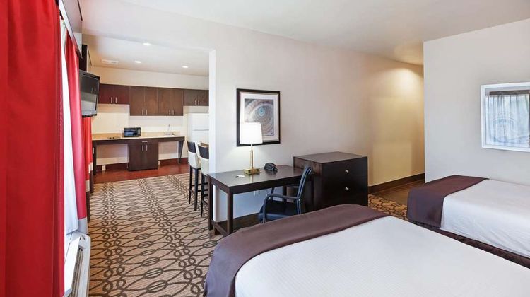 La Quinta Inn & Suites Pearsall Suite