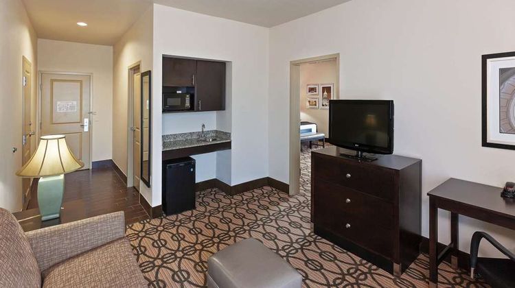 La Quinta Inn & Suites Pearsall Suite