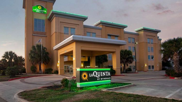 La Quinta Inn & Suites Pearsall Exterior