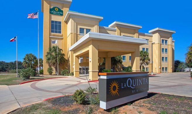 La Quinta Inn & Suites Pearsall Exterior
