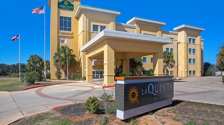 La Quinta Inn  and  Suites Pearsall Exterior. Images powered by <a href="https://iceportal.shijigroup.com" target="_blank" rel="noopener">Ice Portal</a>.