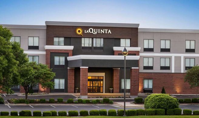 La Quinta Inn & Suites Springfield Arpt Exterior