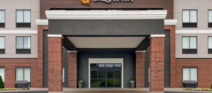 La Quinta Inn & Suites Springfield Arpt Exterior