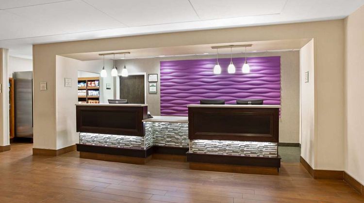 La Quinta Inn & Suites Springfield Lobby