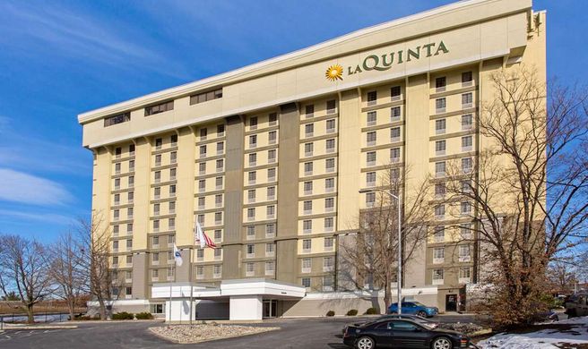 La Quinta Inn & Suites Springfield Exterior
