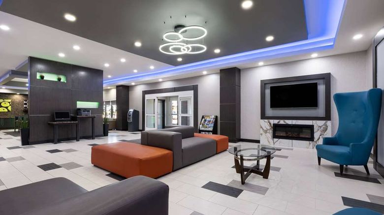 <b>La Quinta Inn & Suites Muskogee Lobby</b>. Images powered by <a href="https://iceportal.shijigroup.com/" title="IcePortal" target="_blank">IcePortal</a>.