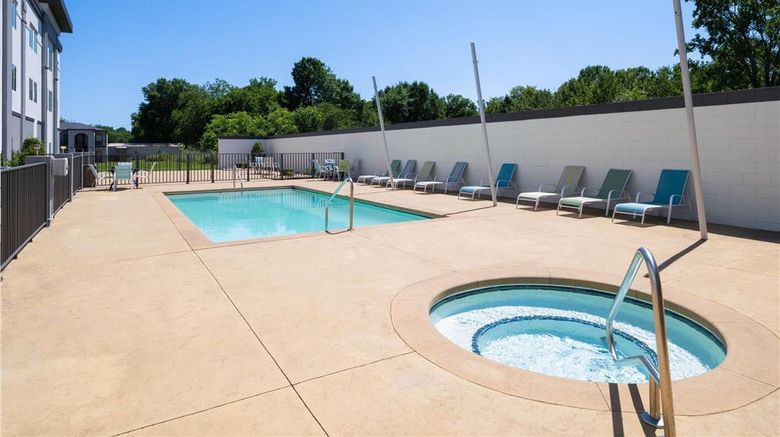 <b>La Quinta Inn & Suites Muskogee Pool</b>. Images powered by <a href="https://iceportal.shijigroup.com/" title="IcePortal" target="_blank">IcePortal</a>.