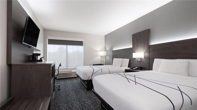 <b>La Quinta Inn & Suites Muskogee Room</b>. Images powered by <a href="https://iceportal.shijigroup.com/" title="IcePortal" target="_blank">IcePortal</a>.