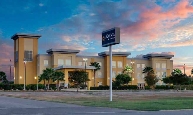 La Quinta Inn & Suites Jourdanton Exterior