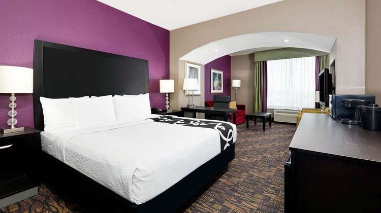 La Quinta Inn & Suites Jourdanton Suite