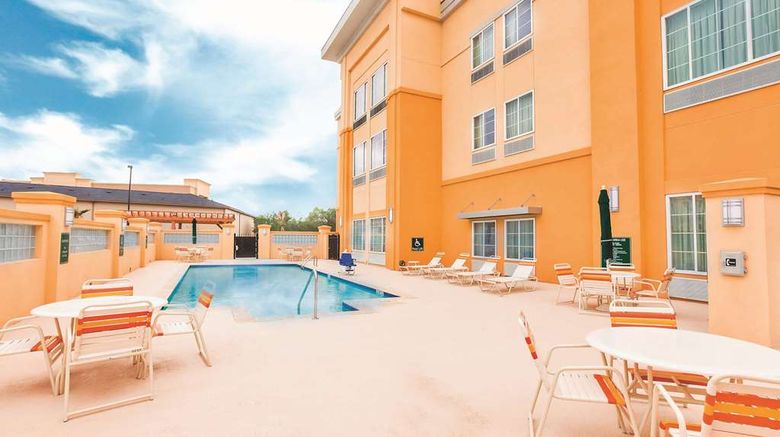 <b>La Quinta Inn & Suites Cotulla Pool</b>. Images powered by <a href="https://iceportal.shijigroup.com/" title="IcePortal" target="_blank">IcePortal</a>.