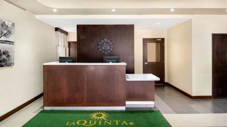 <b>La Quinta Inn & Suites Oshawa Lobby</b>. Images powered by <a href="https://iceportal.shijigroup.com/" title="IcePortal" target="_blank">IcePortal</a>.