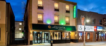 La Quinta Inn & Suites Oshawa Exterior
