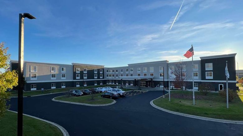 <b>La Quinta Inn & Suites Oshawa Exterior</b>. Images powered by <a href="https://iceportal.shijigroup.com/" title="IcePortal" target="_blank">IcePortal</a>.
