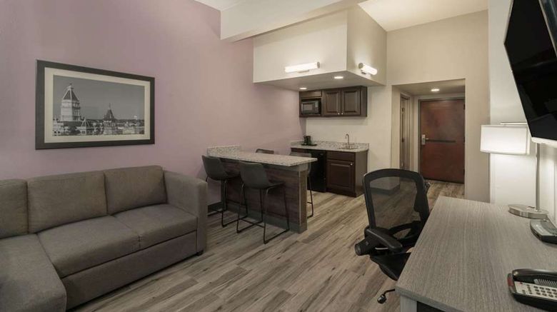 <b>La Quinta Inn & Suites Clarksville Suite</b>. Images powered by <a href="https://iceportal.shijigroup.com/" title="IcePortal" target="_blank">IcePortal</a>.