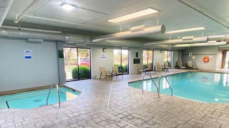 <b>La Quinta Inn & Suites Clarksville Pool</b>. Images powered by <a href="https://iceportal.shijigroup.com/" title="IcePortal" target="_blank">IcePortal</a>.