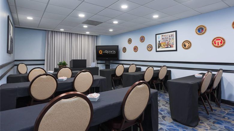 <b>La Quinta Inn & Suites Clarksville Meeting</b>. Images powered by <a href="https://iceportal.shijigroup.com/" title="IcePortal" target="_blank">IcePortal</a>.
