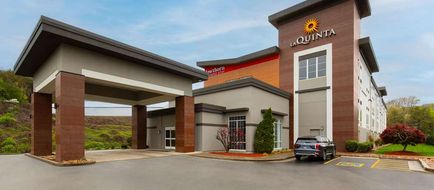 La Quinta Inn & Suites Papermill Exterior