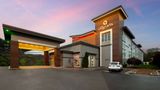 La Quinta Inn & Suites Papermill Exterior