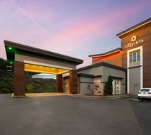 La Quinta Inn & Suites Papermill Exterior