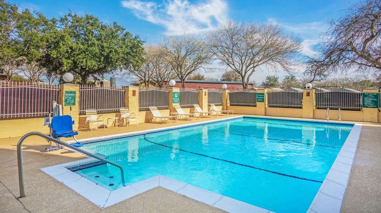 <b>La Quinta Inn & Suites Beeville Pool</b>. Images powered by <a href="https://iceportal.shijigroup.com/" title="IcePortal" target="_blank">IcePortal</a>.
