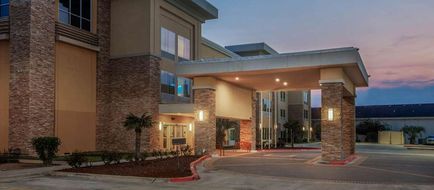 La Quinta Inn & Suites Beeville Exterior