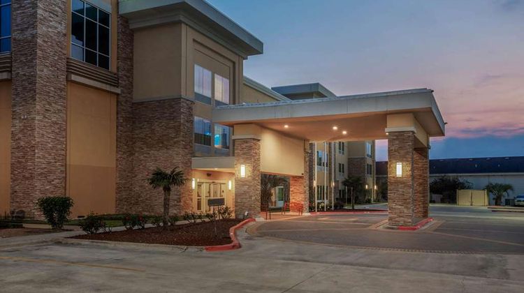La Quinta Inn & Suites Beeville Exterior
