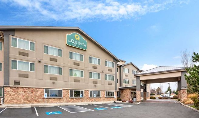 La Quinta Inn & Suites by Wyndham Exterior