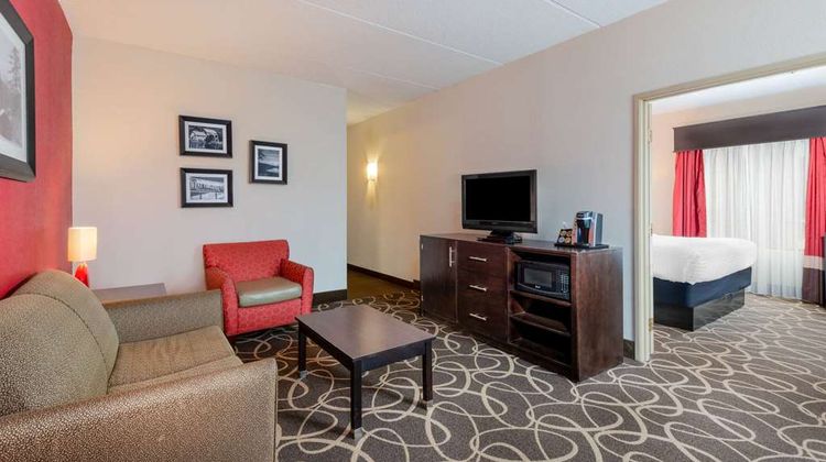 La Quinta Inn & Suites Summersville Suite