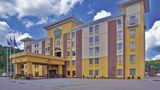 <b>La Quinta Inn & Suites Elkview Exterior</b>. Images powered by <a href="https://iceportal.shijigroup.com/" title="IcePortal" target="_blank">IcePortal</a>.
