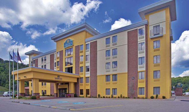 La Quinta Inn & Suites Elkview Exterior