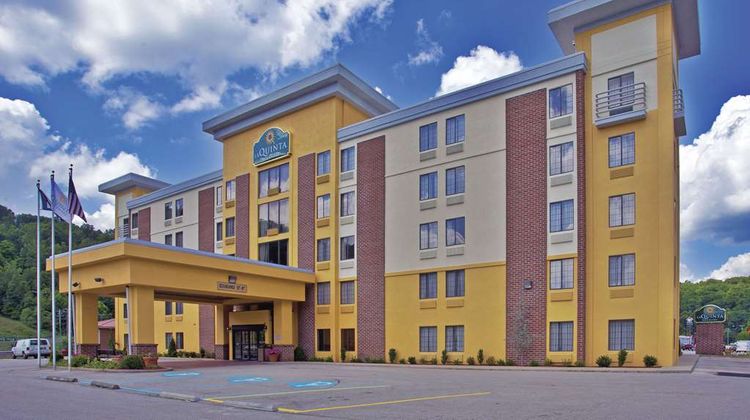 La Quinta Inn & Suites Elkview Exterior