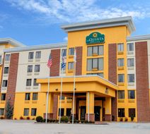 La Quinta Inn & Suites Elkview Exterior