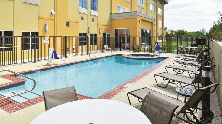 La Quinta Inn & Suites Karnes City Pool