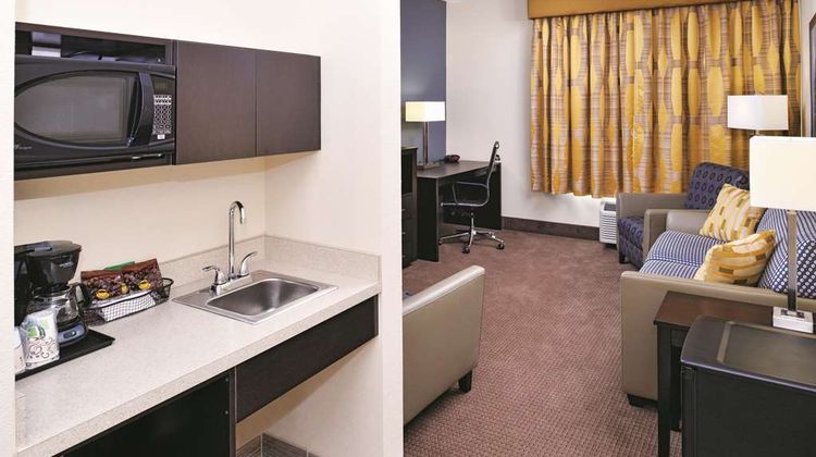 La Quinta Inn & Suites Karnes City Suite