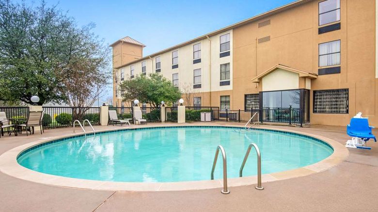 <b>La Quinta Inn & Suites, Denison Pool</b>. Images powered by <a href="https://iceportal.shijigroup.com/" title="IcePortal" target="_blank">IcePortal</a>.