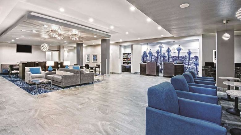 <b>La Quinta Inn & Suites Victoria S Lobby</b>. Images powered by <a href="https://iceportal.shijigroup.com/" title="IcePortal" target="_blank">IcePortal</a>.