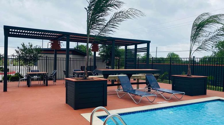 <b>La Quinta Inn & Suites Victoria S Pool</b>. Images powered by <a href="https://iceportal.shijigroup.com/" title="IcePortal" target="_blank">IcePortal</a>.