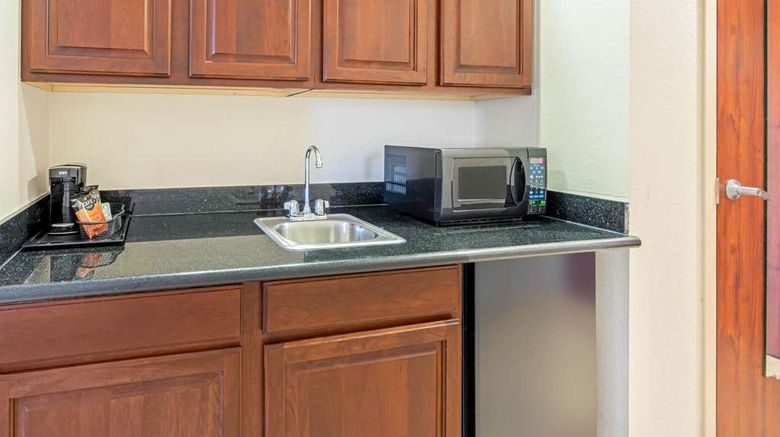 <b>La Quinta Inn & Stes OKC/Midwest City Suite</b>. Images powered by <a href="https://iceportal.shijigroup.com/" title="IcePortal" target="_blank">IcePortal</a>.