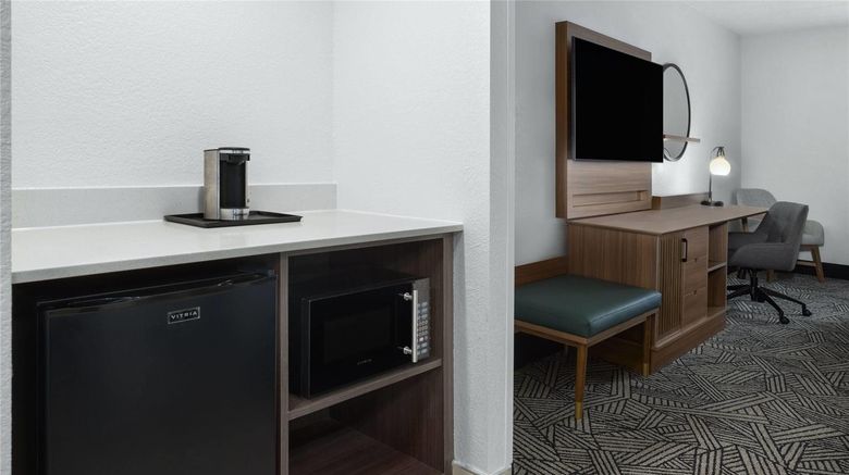 <b>La Quinta Inn & Sts Chattanooga-E Ridge Room</b>. Images powered by <a href="https://iceportal.shijigroup.com/" title="IcePortal" target="_blank">IcePortal</a>.