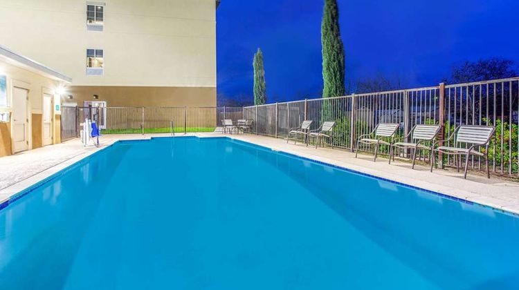 La Quinta Inn & Suites Gonzales Pool